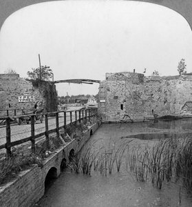 1300-tallsvollene og Lilleporten, Ypres, Belgia, første verdenskrig, c1914-c1918. av Realistic Travels Publishers