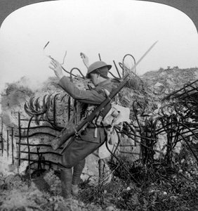 En soldat utløser en felle, første verdenskrig, 1914-1918.