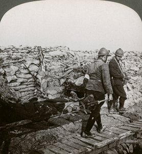 Belgiske bårebærere som bærer sårede i en grøft, Dixmude, Belgia, første verdenskrig, 1914-1918. av Realistic Travels Publishers