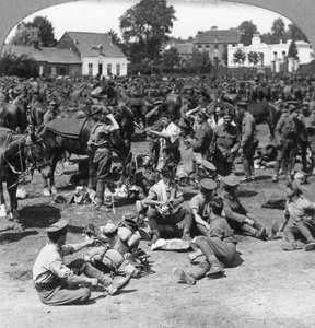 Britiske kavaleritropper hviler i en fransk landsby, første verdenskrig, c1914-c1918 av Realistic Travels Publishers