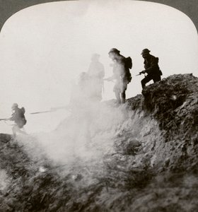 Britiske soldater rykker frem i dekke av gass og røyk, Frankrike, første verdenskrig, 1916 av Realistic Travels Publishers
