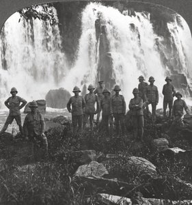 Britiske tropper forfrisker seg ved en foss, Afrika, første verdenskrig, c1914-c1918 av Realistic Travels Publishers
