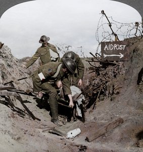 Bære en såret soldat til en førstehjelpspost, Passchendaele, Belgia, første verdenskrig, 1914-1918 av Realistic Travels Publishers