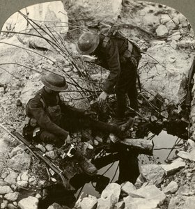 Gi vann til en såret venn, Hooge, Ypres, Belgia, første verdenskrig, 1914-1918. av Realistic Travels Publishers