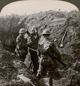 Avhør av en tysk fange for å få informasjon, første verdenskrig, 1914-1918. av Realistic Travels Publishers