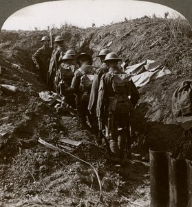 Offiser som ser på mennene sine går inn i en utgraving for å unngå en tysk strafe, første verdenskrig, 1914-1918. av Realistic Travels Publishers