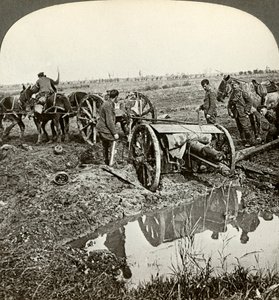 Fjerning av en feltpistol fra en oversvømmet posisjon, første verdenskrig, 1914-1918. av Realistic Travels Publishers