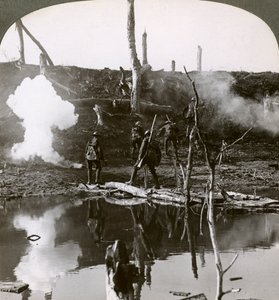 Soldater som krysser elven Ancre, slaget ved Somme, Frankrike, første verdenskrig, 1916. av Realistic Travels Publishers