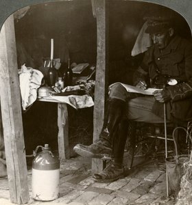 Stabsoffiser i en utgravning studerer detaljer før en offensiv, første verdenskrig, 1914-1918 av Realistic Travels Publishers