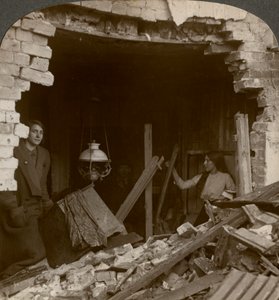 Skaden gjort av en tysk Zeppelin-bombe, første verdenskrig, 1914-1918. av Realistic Travels Publishers