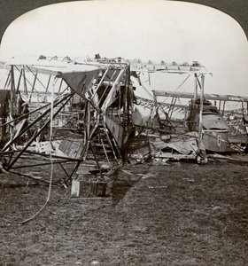 Vraket av et tysk bombefly som forsøkte å bryte gjennom luftforsvaret, første verdenskrig, 1914-1918. av Realistic Travels Publishers