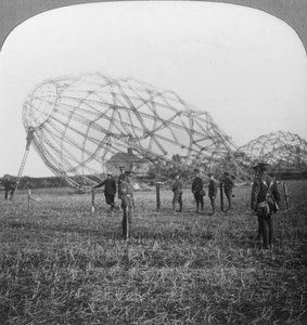 Zeppelin skutt ned nær Colchester, Essex, første verdenskrig, 1916 av Realistic Travels Publishers