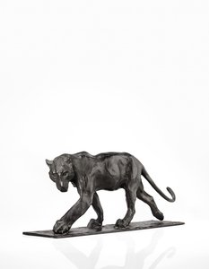 Panther walking, bakre ben hevet, ca. 1904 (patinert bronse) av Rembrandt Bugatti