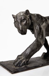 Panther walking, bakre ben hevet, ca. 1904 (patinert bronse) av Rembrandt Bugatti