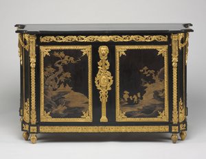Kommode (kommode), ca. 1765-1770 (ibenholt finér med japanske lakkpaneler, forgylt bronsefester og marmortopp) av Rene Dubois
