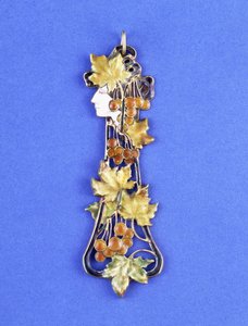 Et Lalique-anheng, formet som jomfruhode i jugendstil, ca. 1900 (metall, emalje) av Rene Jules Lalique