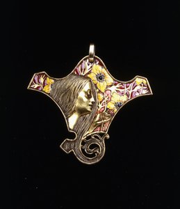 Et anheng som viser en ung jomfru av Rene Jules Lalique