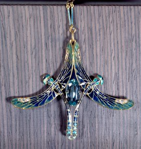 Art Nouveau: anheng "" Dragonfly"" i akvamarin, gull og emalje av Jules Rene Lalique (1860-1945) Paris, Musee d