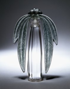 Bouchon Eucalyptus, nr. 507, ca. 1919 (klart, frostet og grønnfarget glass) av Rene Jules Lalique