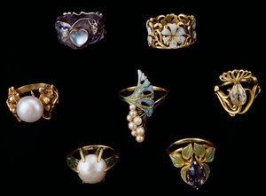 Gull, sølv og kobberringer med emalje, opal, perler, ametyster og briljante diamanter av Rene Jules Lalique
