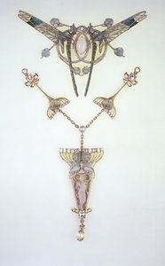 Hårpynt av Lalique og anheng av Philippe Wolfers (1858-1929) av Rene Jules Lalique