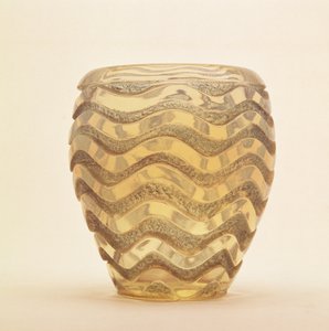 Kraftig formstøpt vase med bølgedesign i polert relieff av Lalique, ca. 1902