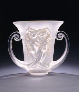 Nadica; en svært sjelden vase av støpt glass som viser to havfruer, ca. 1930-tallet (glass) av Rene Jules Lalique