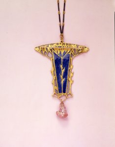 Anhengsbrosje og kjede (emalje, elfenben, gull og perle) av Rene Jules Lalique
