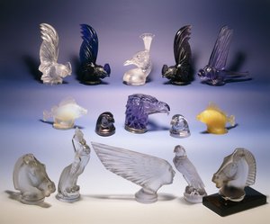 Ulike glassbilmaskoter (av fugler, fisk, hester og et menneskehode) av Rene Jules Lalique