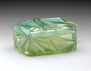 "Ruba Rombic" sigarettboks, ca. 1929 (opaliserende glass) av Reuben Haley