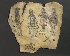 Menneskehud, tatovert med figurer, sannsynligvis fransk av John Pardon