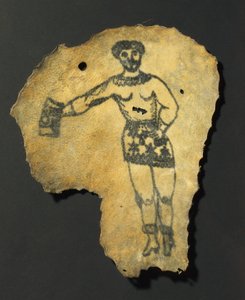 Menneskehud, tatovert med mannsfigur i skjørt, sannsynligvis fransk av John Pardon
