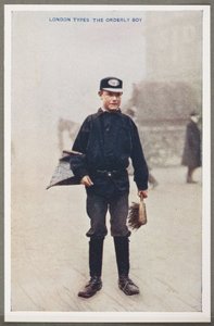 London Types: The Orderly Boy', c 1914 En gjengivelse av et fargefotografi av en Ordent gutt, en gatepusser med pannen og penselen på gatene i London, tatt av en ukjent fotograf og publisert i en bok med tittelen 'London In Color Fotografi av John Pardon