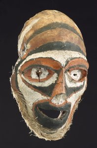Maske laget av en menneskeskalle, New Britain, Papua New Guinea