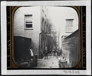Mullen's Alley, Cherry Hill, ca. 1890 (sølv gelatintrykk) av Richard Hoe Lawrence