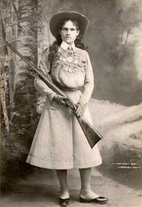 Annie Oakley med en rifle av Richard Kyle Fox