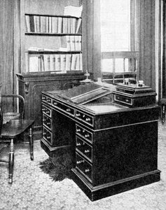 Stol og skrivebord til Charles Dickens, brukt på Gadshill, 1923.
