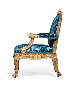En av et par George III lenestoler i forgylt tre