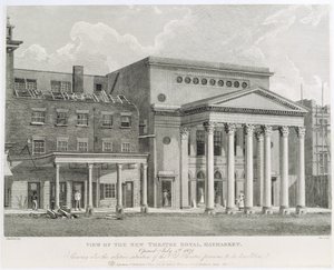 Utsikt over New Theatre Royal, Haymarket, åpnet 4. juli 1821, viser også den relative situasjonen til det gamle teateret før rivingen, gravert av Dale, 1822 av Robert Blemell Schnebbelie