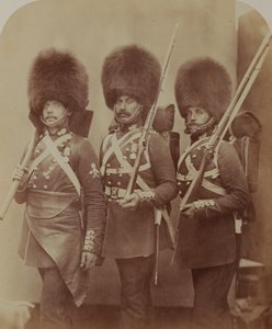 Pioneer Manners and Guardsmen Webster and Lemmen, Grenadier Guards av Robert Howlett