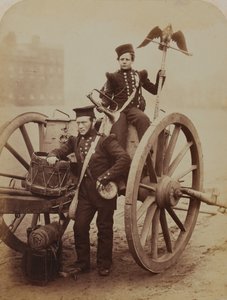 Trompetistene Gritten og Lang, Royal Artillery, 1856 (sepia-bilde) av Robert Howlett