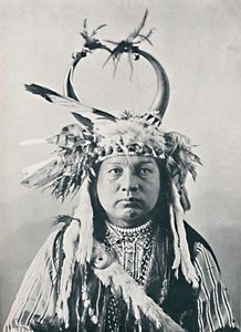 En indianer med hodeplagg med bøffelhorn, 1912