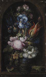 Bukett med blomster i en steinnisje