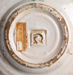 Hvit tinnglasert sideplate av Roger Eliot Fry