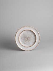 Hvit tinnglasert sideplate; Blåglasert side- eller fruktfat, 1914-18 av Roger Eliot Fry
