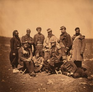 Fransk general Cisse og gruppe offiserer og soldater, portrett i forskjellige stiler av uniformer; a Zouave står til venstre, Krim-krigen, Krim, Ukraina av Roger Fenton