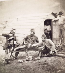 Hardships in the Camp (oberst Lowe og kapteinene Brown og George), 1855 (albumintrykk fra vått kollosjonsnegativ) av Roger Fenton