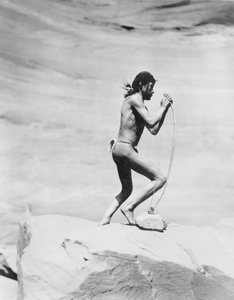Navajo-indianer som strenger buen, ca. 1913 (s/hvitt-bilde) av Roland W. Reed