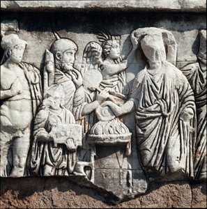 Et decennalia av tetrarkiet, som representerer en tetrark-krone av en seier som gir en drikkoffer til guden Mars - Bas-relieff dedikert til general og politiker Stilicho (Flavius Stilicho eller Stiliccho, 360-408), basert på en æresspalte, Forum Romanum (f av Roman