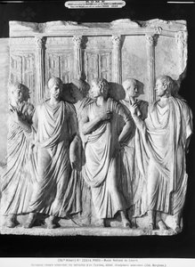 En gruppe senatorer utenfor Jupiter-tempelet (marmor) (se 261376 amd 261377) av Roman